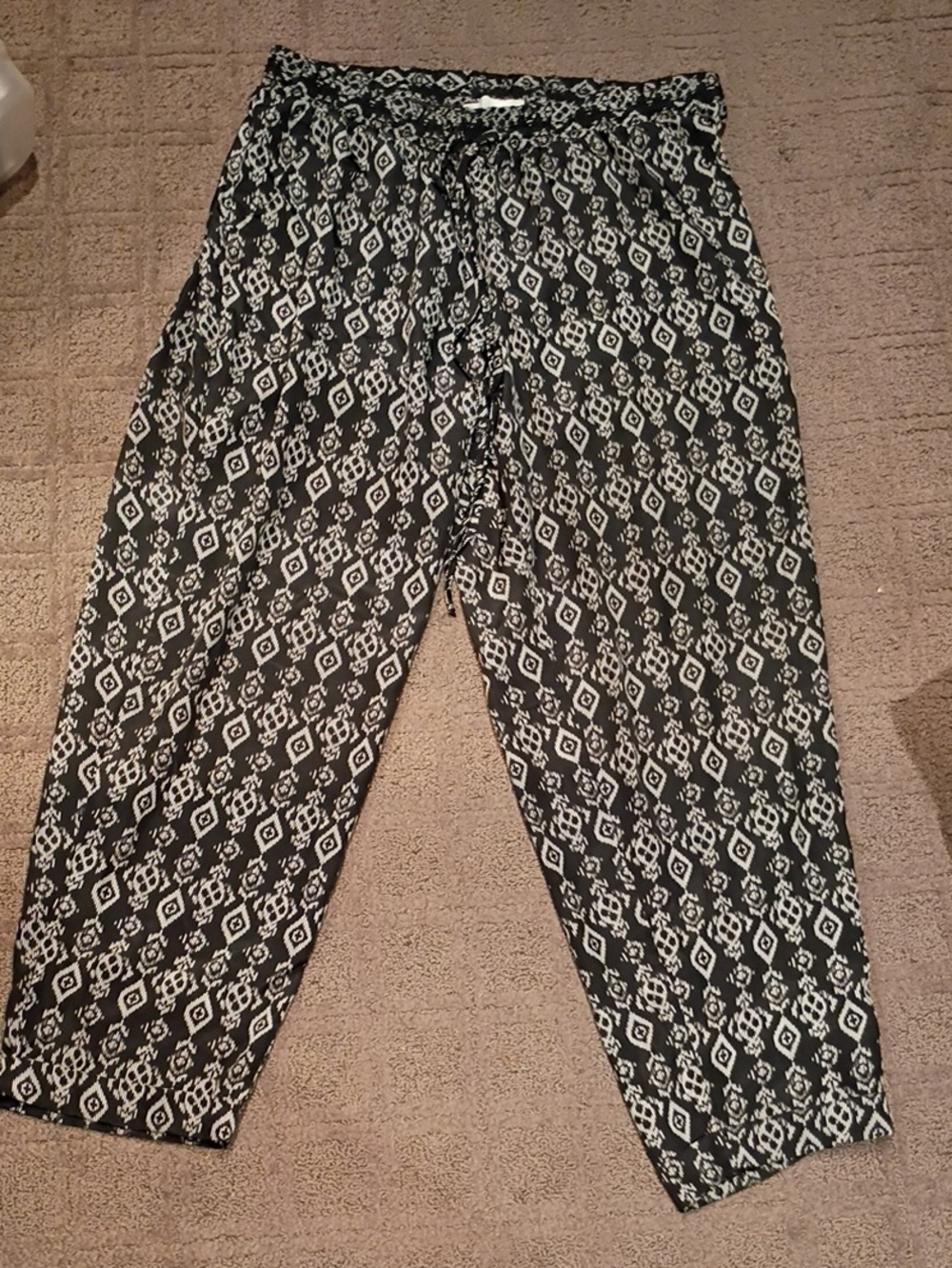 Olive & Oak Black and White Geometric Tie-Waist Joggers